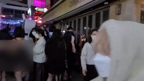 핼러윈 이태원 ‘버니걸’만 노렸나…이번엔 몰카 찍고 ‘씨익’ 웃는 남성