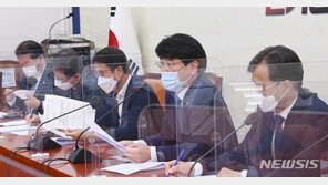 與 “가상자산 과세, 연기 검토…당정 또는 상임위서 논의”