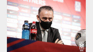 [일문일답] 벤투 감독 “황의조 부상 공백 해결책 찾아야…김건희 좋은 옵션”