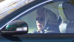 스카프 두르고 선글라스 쓴 95세 英 여왕, 운전대 잡은 모습 포착