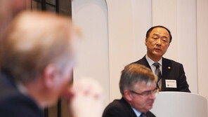 이재명發 ‘추가 재난지원금’…“로마서 부적절” 홍남기, 귀국후 응답할까