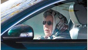 건강 이상설 돌았던 95세 英여왕, 직접 운전대 잡고 윈저성 드라이브