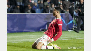 ‘호날두 멀티골’ 맨유, 아탈란타와 2-2 극적 무승부…F조 선두 유지