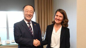 홍남기, 재정준칙 관심 무디스에 “재정 안정화 추진 계획”