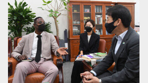 ‘공짜망’ 문제 韓대통령까지 나서자 놀란 넷플릭스, 한국까지 찾았지만…