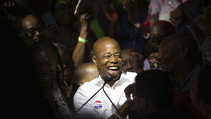 경찰 출신 흑인 애덤스 뉴욕 시장 당선…인종차별 개혁 기대