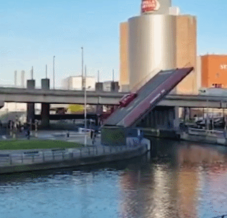 “파란불이었는데…” 다리 올라와 승용차 ‘곤두박질’