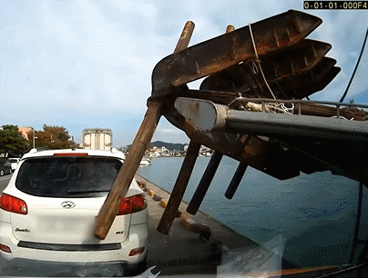 바닷물에 떠밀려온 어선이 자동차 ‘쿵쿵’ 쳐…누구 잘못인가요?