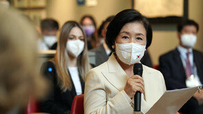 ‘小동해’ 표기 古지도 받은 김정숙 여사 “헝가리 신부가 본 조선, 현실이 됐다”