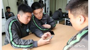 兵 휴대폰 24시간 허용 시범운영…훈련병도 허용 검토