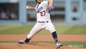 ‘성폭행 의혹’ 바우어, 다저스에 잔류…내년 연봉 377억원