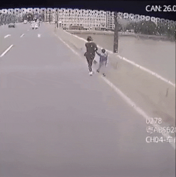 中 버스 기사의 촉, 강물로 투신하려던 엄마와 아이 살렸다