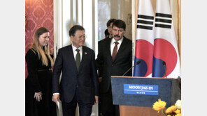 靑 “탈원전 기조 흔들림 없다”…野 “바다만 건너면 달라져”