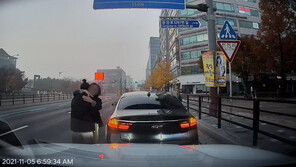 아픈 아이 태우고 가다 ‘쾅’…엄마 꼭 안아준 상대 차주