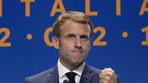 마크롱 “코로나19 제5차 유행 시작” 경고…발병률 증가