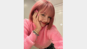 블랙핑크 리사, 머리부터 네일까지 핑크…러블리 비주얼 