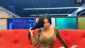 제시, 밀착 원피스 입고 뽐낸 명품 몸매…“샤넬백보다 더 빛나네”