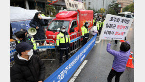 수요시위 보수·진보, 소녀상 앞서 ‘밤샘 자리싸움’…2명 입건