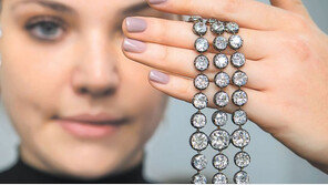 ‘마리 앙투아네트’ 다이아몬드 팔찌, 96억원 낙찰… 200년간 후손들 보관