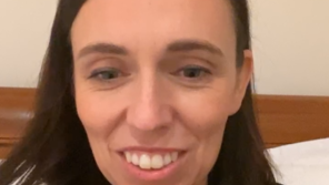 대국민 소통 중 “엄마”…뉴질랜드 총리, 3세 딸 투정에 생방송 종료