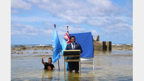 “물로 가라앉고 있어” 투발루 외무장관, 무릎까지 잠긴 채 기후위기 연설