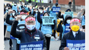의료연대 “간호사 ‘덕분에’가 아닌 인력충원 해달라” 200명 靑 집회