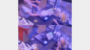 “너무 뜨겁잖아” 매장 점원에 스프 끼얹은 美여성 (영상)