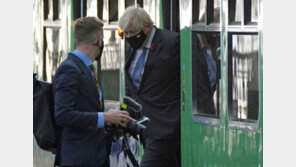 “기후변화 총회에 비행기가 웬말”…존슨, 비판 의식해 기차 이용