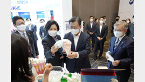 황희 장관 피부 측정에 “척 봐도 안 좋을 듯”…文대통령 농담에 웃음바다