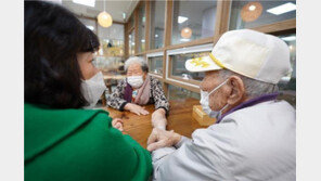 89세 아내 손 잡자 93세 남편 눈시울 붉어졌다…노부부 코로나 상봉기