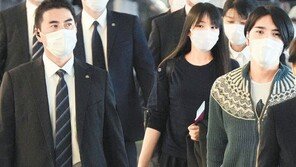 왕족 신분 잃은 日 마코 전 공주 출국…뉴욕서 “맞벌이 전망”