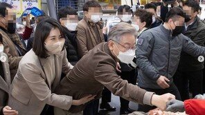 아내 김혜경씨가 뒤에서 쓰윽 ‘백허그’…이재명 “혜경 벨트입니다”