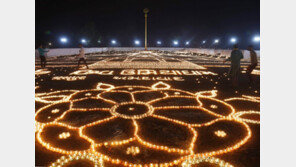 세계에서 가장 큰 사원의 촛불 기공식 [퇴근길 한 컷]