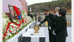 연평도 포격전 11주기… 헌화하는 유가족