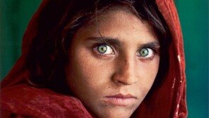 37년 전 전쟁 참상 알린 ‘아프간 소녀’…탈레반 피해 이탈리아로 이주