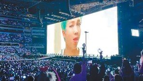 BTS, 2년만에 대면공연… LA ‘20만 보랏빛 물결’
