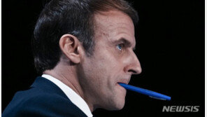 43세 마크롱, 부스터샷 접종…프랑스 모든 성인에 확대