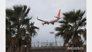 제주공항 초속 23m 강풍…항공기 운항 차질