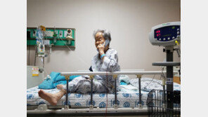 “자식 고생 안 시키고 죽어야 축복” 요양보호사 보살핌도 장수에 한몫