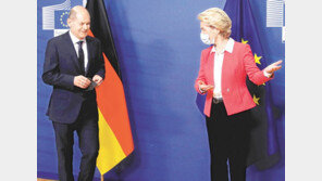 ‘메르켈 공백 없게’… 獨 숄츠, 취임하자마자 美-佛-EU 접촉