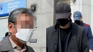 ‘대리 수술’ 척추병원 의사·조무사들 첫 재판 혐의 일부 인정