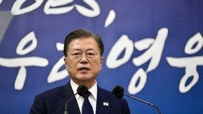 “보이콧 권유 안 받았다”는 文에…美 “동맹국에 알려” 사실상 반박