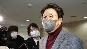 與 “성희롱 신고내역 공개”…권성동 “기자들도 동석했는데”