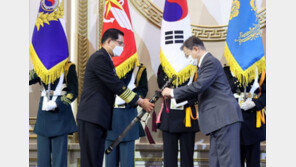 文대통령, 해군총장에 “항공모함 사업 성공적 추진” 당부