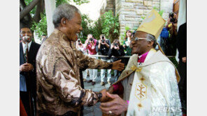 남아공의 반차별 및 화해 주도 투투 대주교, 90세로 타계