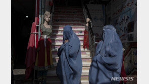 탈레반 “남성 친척 동반없이 여성 72㎞ 이동 금지”