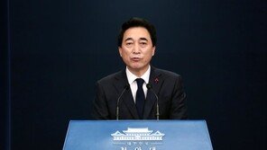 靑 “朴 감사 대상은 대통령 아닌 국민…MB 사면제외 이유는”