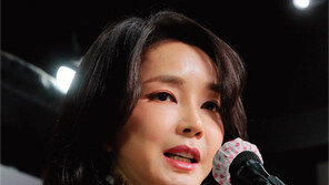 “국민 아닌 남편에 죄송?” “사과는 감정 호소해야” 김건희 사과 그 후