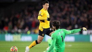 울버햄튼 감독 아직도 ‘황희찬 앓이’ 완전이적 의지