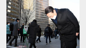 윤석열, 여의도역 출근인사…이준석 ‘연습문제’ 풀었다